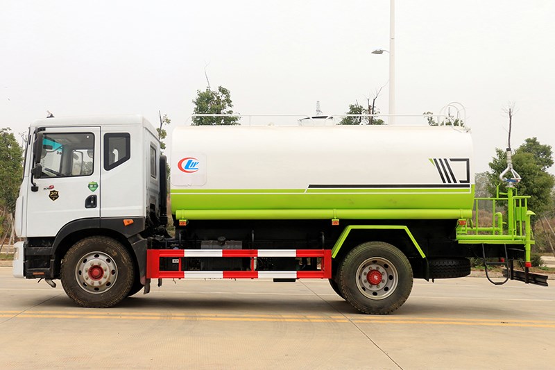 洒水车在吸水操作時(shí)需要注意的问题